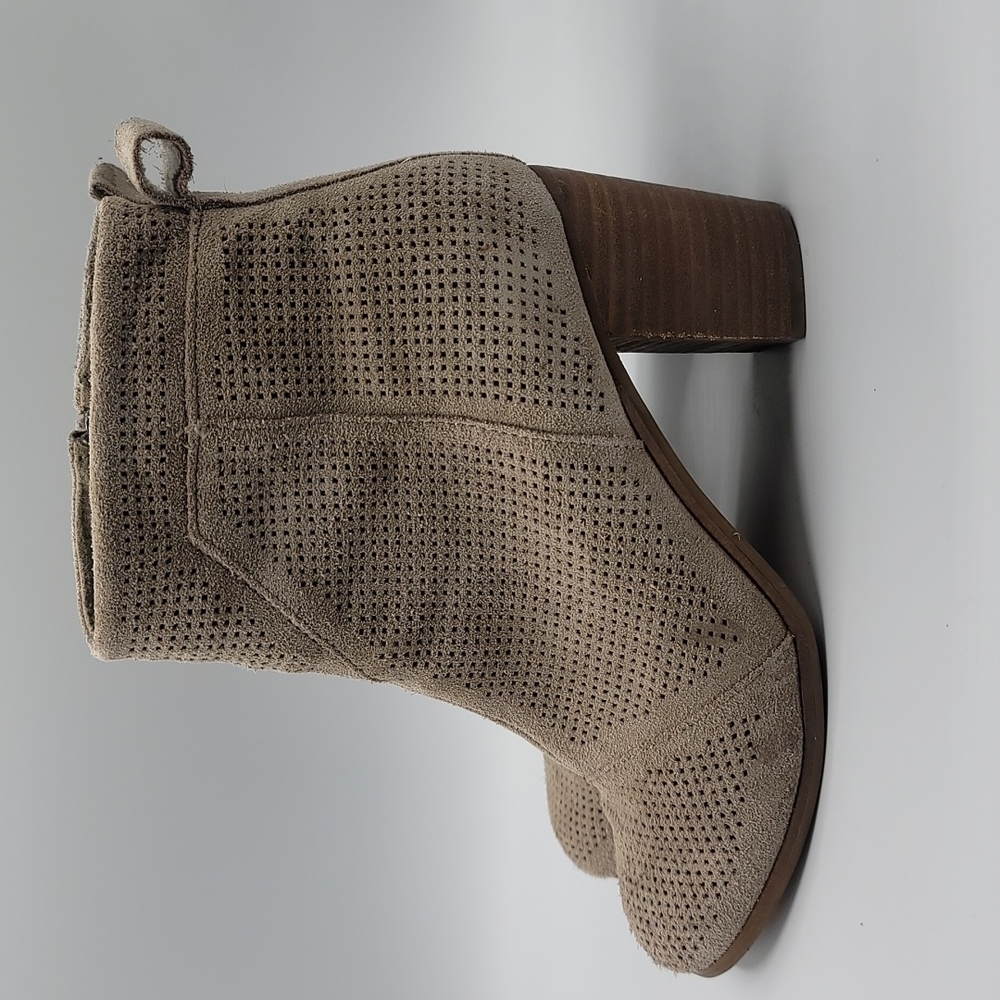 Toms Lunata bootie suede perforated boot size 8.5 desert taupe color